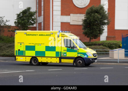 NHS North West rettungswagen auf der Straßenbahn Sonntag ein Festival der Transport der in der Küstenstadt Fleetwood, Lancashire, UK Stockfoto