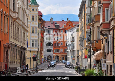 Bozen, Italien - 20 Juli: Blick auf eine Straße im historischen Zentrum von Bozen, Italien am 20. Juli 2014. Stockfoto