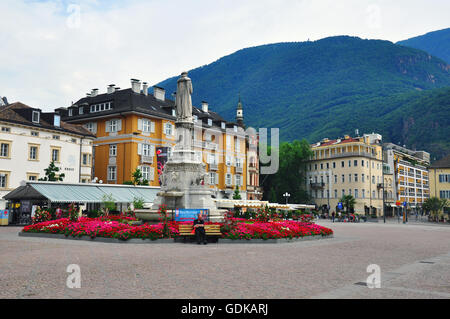 Bozen, Italien - Juli 20: Blick auf den Domplatz im historischen Zentrum von Bozen, Italien am 20. Juli 2014. Stockfoto