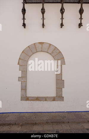 Alte Fenster und Balkon in Sitges, Spanien Stockfoto