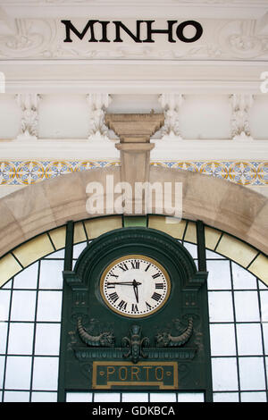 Eisenbahn-Bahnhofsuhr, Sao Bento Bahnhof Porto, Azulejos Kacheln, Bahnhofshalle, Eingangshalle, Haupthalle, Oporto, Porto Bezirk, Stockfoto