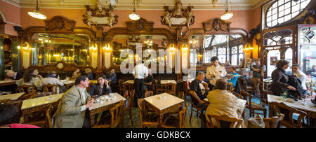 Café Majestic, Jugendstil-Café, Wirtshaus, Gäste an Tischen, Panorama, Dining Restaurant, Porto, Bezirk von Porto, Portugal, Euro Stockfoto