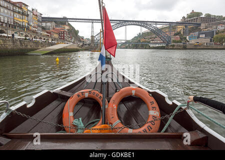 Studiosus Studienreise, Ausflug mit einem Ausflug Boot unter der berühmten Brücke von Porto, Ponte de Dom Luis I, Oporto, Porto Stockfoto