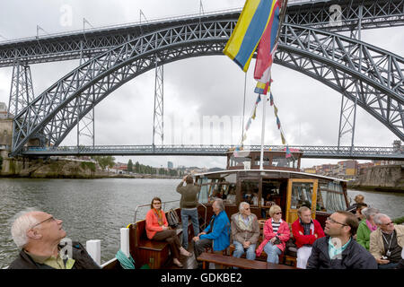 Studiosus Studienreise, Ausflug mit einem Ausflug Boot unter der berühmten Brücke von Porto, Ponte de Dom Luis I, Oporto, Porto Stockfoto