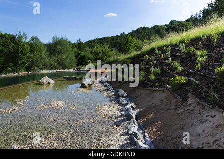 Natur-Schwimmteich Reinigung von Wasser ohne Chemikalien durch Filter und Pflanzen Stockfoto