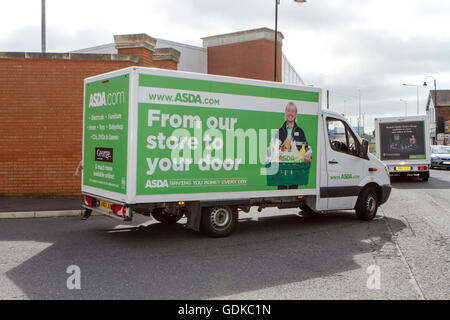 ASDA Transporter auf dem Weg nach Hause liefern mit Ware bestellen, Fleetwood, Lancashire, UK Stockfoto