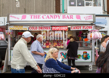 Frische Donuts, kalte Getränke, Popcorn, Zuckerwatte, an den Automaten geht im Fleetwood Straßenbahn Sonntag jährliche Veranstaltung, Großbritannien Stockfoto