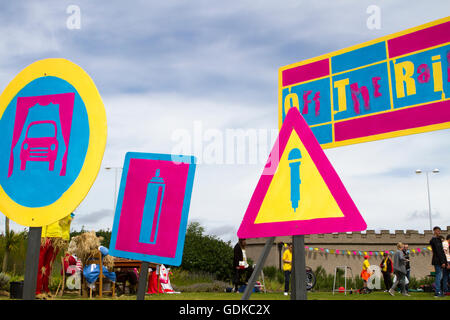 Hausgemachte bunte Kinder Schilder, Runde, quadratische und dreieckige. Knutsford, UK Stockfoto