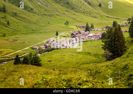 Wolken bedecken Dorf in einer Mountaing Ansicht Stockfoto