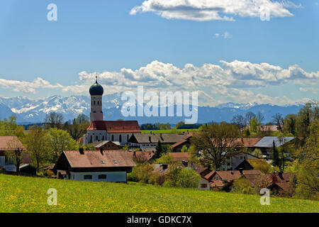 Pfarrkirche Mariä Himmelfahrt, vor dem Wettersteingebirge mit Zugspitze, Ammerländer, Upper Bavaria, Bavaria, Germany Stockfoto