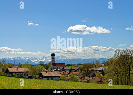 Dorf mit Pfarrkirche Mariä Himmelfahrt vor Alpen, Wettersteingebirge mit Zugspitze, Ammerländer, Oberbayern Stockfoto