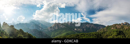 Felsige Landschaft, Pinien, bewölkter Himmel, Col de Bavella, Bavella-massiv, Korsika, Frankreich Stockfoto