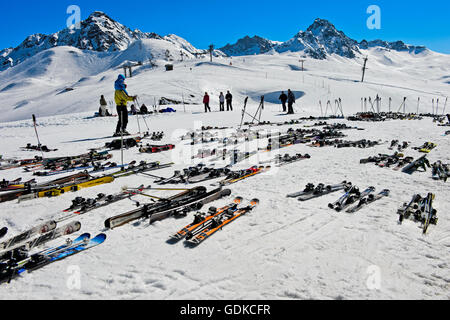 Paar Ski liegen auf Schnee, Col du Joly, Les Contamines-Montjoie Skigebiet, Haute-Savoie, Frankreich Stockfoto