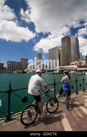 Radfahrer mit Blick auf Sydney, New South Wales, Australien Stockfoto