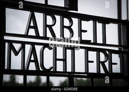 Sachsenhausen ist ein Nazi-Konzentrationslager, in der Gegend namens Sandhausen im September 1938 abgeschlossen (heute Sachsenhausen) von der Stadt Oranienburg, 35 Kilometer nördlich von Berlin. Seit 22. März 1936, hatte er als Arbeitslager für politische Gefangene tätig. Es war eines der größten Konzentrationslager in Deutschland, wo etwa 30.000 Häftlinge durch ein Erschießungskommando starben, von Not, Hunger, Ruhr und Lungenentzündung sowie medizinische Experimente. Viele waren auch mit LKW Auspuff beseitigt. Neben Juden die Lager Häftlinge waren vor allem politische Gefangene, Menschen beschuldigt, antisoziale oder d Stockfoto