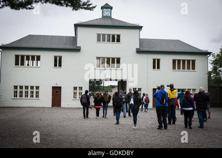 Sachsenhausen ist ein Nazi-Konzentrationslager, in der Gegend namens Sandhausen im September 1938 abgeschlossen (heute Sachsenhausen) von der Stadt Oranienburg, 35 Kilometer nördlich von Berlin. Seit 22. März 1936, hatte er als Arbeitslager für politische Gefangene tätig. Es war eines der größten Konzentrationslager in Deutschland, wo etwa 30.000 Häftlinge durch ein Erschießungskommando starben, von Not, Hunger, Ruhr und Lungenentzündung sowie medizinische Experimente. Viele waren auch mit LKW Auspuff beseitigt. Neben Juden die Lager Häftlinge waren vor allem politische Gefangene, Menschen beschuldigt, antisoziale oder d Stockfoto