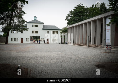 Sachsenhausen ist ein Nazi-Konzentrationslager, in der Gegend namens Sandhausen im September 1938 abgeschlossen (heute Sachsenhausen) von der Stadt Oranienburg, 35 Kilometer nördlich von Berlin. Seit 22. März 1936, hatte er als Arbeitslager für politische Gefangene tätig. Es war eines der größten Konzentrationslager in Deutschland, wo etwa 30.000 Häftlinge durch ein Erschießungskommando starben, von Not, Hunger, Ruhr und Lungenentzündung sowie medizinische Experimente. Viele waren auch mit LKW Auspuff beseitigt. Neben Juden die Lager Häftlinge waren vor allem politische Gefangene, Menschen beschuldigt, antisoziale oder d Stockfoto