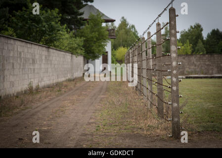 Sachsenhausen ist ein Nazi-Konzentrationslager, in der Gegend namens Sandhausen im September 1938 abgeschlossen (heute Sachsenhausen) von der Stadt Oranienburg, 35 Kilometer nördlich von Berlin. Seit 22. März 1936, hatte er als Arbeitslager für politische Gefangene tätig. Es war eines der größten Konzentrationslager in Deutschland, wo etwa 30.000 Häftlinge durch ein Erschießungskommando starben, von Not, Hunger, Ruhr und Lungenentzündung sowie medizinische Experimente. Viele waren auch mit LKW Auspuff beseitigt. Neben Juden die Lager Häftlinge waren vor allem politische Gefangene, Menschen beschuldigt, antisoziale oder d Stockfoto