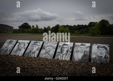 Sachsenhausen ist ein Nazi-Konzentrationslager, in der Gegend namens Sandhausen im September 1938 abgeschlossen (heute Sachsenhausen) von der Stadt Oranienburg, 35 Kilometer nördlich von Berlin. Seit 22. März 1936, hatte er als Arbeitslager für politische Gefangene tätig. Es war eines der größten Konzentrationslager in Deutschland, wo etwa 30.000 Häftlinge durch ein Erschießungskommando starben, von Not, Hunger, Ruhr und Lungenentzündung sowie medizinische Experimente. Viele waren auch mit LKW Auspuff beseitigt. Neben Juden die Lager Häftlinge waren vor allem politische Gefangene, Menschen beschuldigt, antisoziale oder d Stockfoto