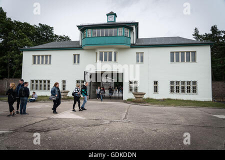 Sachsenhausen ist ein Nazi-Konzentrationslager, in der Gegend namens Sandhausen im September 1938 abgeschlossen (heute Sachsenhausen) von der Stadt Oranienburg, 35 Kilometer nördlich von Berlin. Seit 22. März 1936, hatte er als Arbeitslager für politische Gefangene tätig. Es war eines der größten Konzentrationslager in Deutschland, wo etwa 30.000 Häftlinge durch ein Erschießungskommando starben, von Not, Hunger, Ruhr und Lungenentzündung sowie medizinische Experimente. Viele waren auch mit LKW Auspuff beseitigt. Neben Juden die Lager Häftlinge waren vor allem politische Gefangene, Menschen beschuldigt, antisoziale oder d Stockfoto