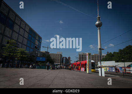 Berlin, Deutschland. 16. Juli 2016. Turisiti Berlin The Berlin Tourismus hat einen neuen Rekord erreicht. Statistische Landesamt (Statistisches Bundesamt), hat berechnet, wie die Berliner Morgenpost berichtet, dass im Jahr 2015 die Hotels und Pensionen der deutschen Hauptstadt registriert haben, denn zum erste Mal mehr als 30 Millionen aus aller Welt Übernachtungen. Ein schnelles Wachstum, mit einem Plus von fast 10 Millionen in den letzten fünf Jahren, 20.8000000, 30.2000000. Der abgebildete Alexanderplatz © Andrea Ronchini/Pacific Press/Alamy Live News Stockfoto