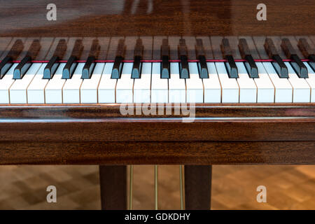 Einen teilweisen Blick auf ein Baby Grand Piano-Tastatur, Lega und Pedal Drähte betrachten horizontal. Stockfoto