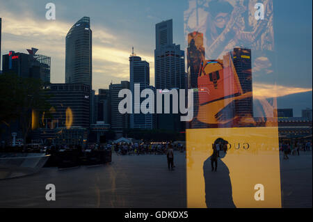 Singapur, 16. Juli 2016. Ein Blick auf Singapurs Bankenviertel an der Marina Bay von The Shoppes Einkaufszentrum gesehen. Stockfoto