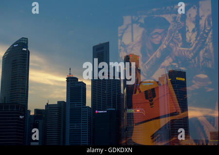 Singapur, 16. Juli 2016. Ein Blick auf Singapurs Bankenviertel an der Marina Bay von The Shoppes Einkaufszentrum gesehen. Stockfoto