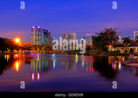 Blick vom Garten am Abend mit Blick auf die Stadt. Stockfoto