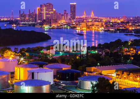 Öltanks mit städtischen Hintergrund in Bangkok Thailand Stockfoto