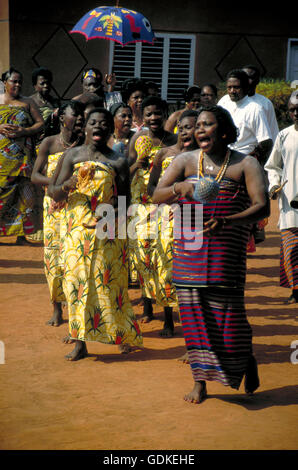 Frauen und Mädchen tanzen für den König von Abomey, Benin. West-Afrika. Stockfoto