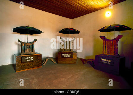 Throne der letzten Fon Könige aus dem alten Dahomey-Reich, im Royal Palace Museum untergebracht. Abomey, Benin. Stockfoto