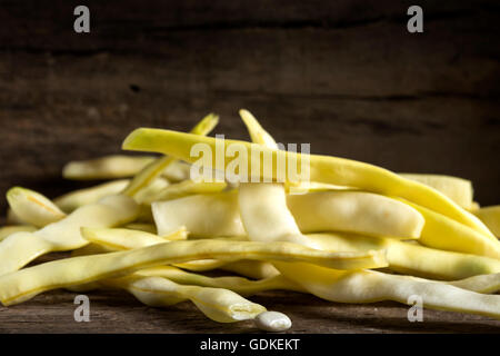 Gelbe Bohnen auf alten rustikalen Holztisch Stockfoto