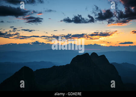 Berg Sonnenuntergang Himmel, Doi Luang Chiang Dao, Thailand. Stockfoto