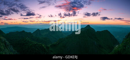 Berg Sonnenuntergang Himmel, Doi Luang Chiang Dao, Thailand. Stockfoto