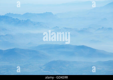 Berge unter Nebel am Morgen. Stockfoto