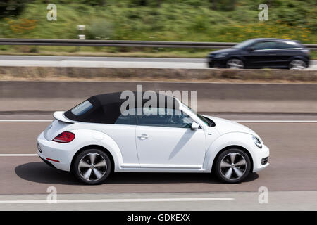 Volkswagen Käfer Cabrio unterwegs Stockfoto