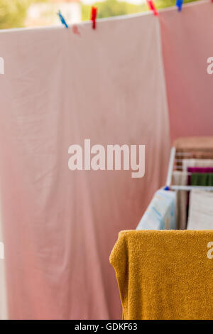 Kleidung zum Trocknen mit Heringe gehängt, aber nach dem Waschen sind sie noch schmutzig Stockfoto