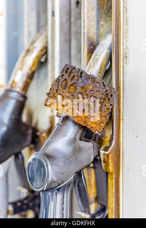 schmutzige Pumpenstutzen der Tankstelle, begrenzt eine Schwamm-Krone die tropfende diesel Stockfoto