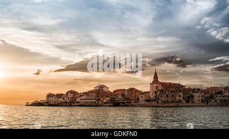 Die Küste und das Vorgebirge von Umag Kroatien bei Sonnenuntergang mit stürmischen Himmel Stockfoto