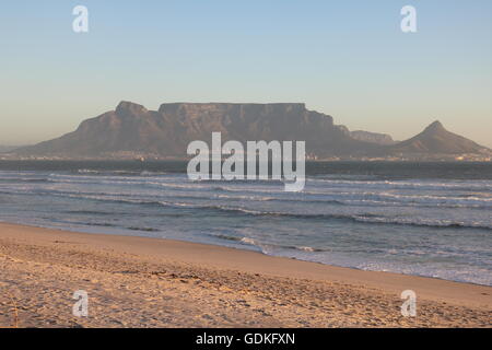 Sonnenuntergang über Tabelle-Berg-Cape Town-Südafrika Stockfoto