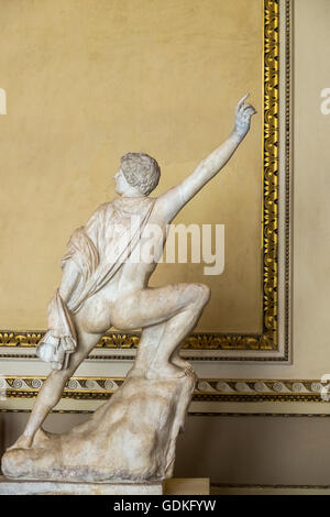 Niobids erhebt sich auf einem Felsen, Statue in der Galleria Degli Uffizi, Florenz, Toskana, Italien Stockfoto