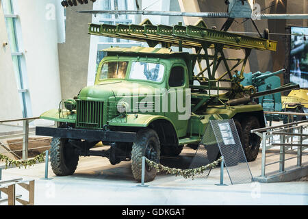 Minsk, Belarus - 20. Dezember 2015: Sowjetische russische Katjuscha LKW mehrere Raketenwerfer BM-13N auf Leih-und Studebaker In B Stockfoto