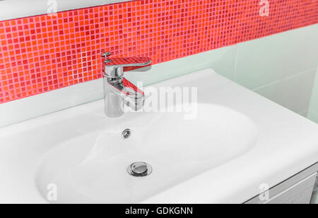 Schöne weiße Wanne im Badezimmer hautnah. Stockfoto