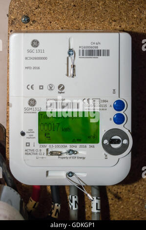 Eine neu installierte EDF GE SGM1312 LCD Display intelligente Stromzähler zeigen Lesung von 20kWh in einem Weinkeller in London England Stockfoto