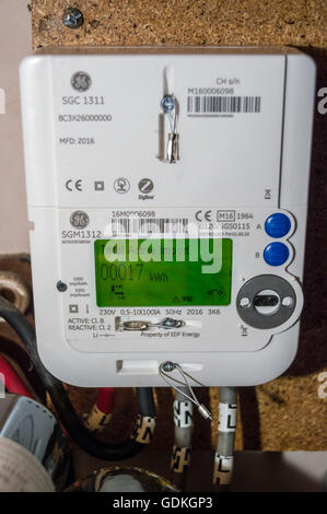 Eine neu installierte EEF GE SGM1312 LCD-Display intelligente Stromzähler, Lesen von 17 kWh in einem Weinkeller in London, England Stockfoto
