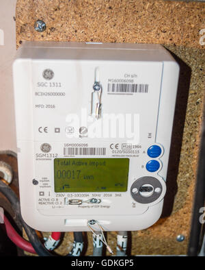 Eine neu installierte EEF GE SGM1312 LCD-Display intelligente Stromzähler, Lesen von 17 kWh in einem Weinkeller in London, England Stockfoto