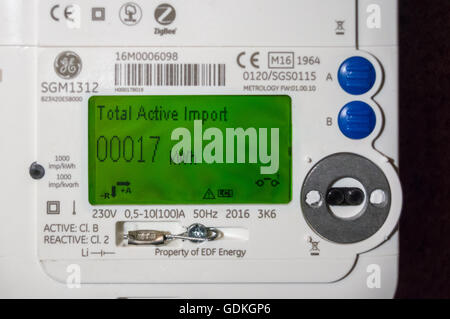 Eine neu installierte EEF GE SGM1312 LCD-Display intelligente Stromzähler, Lesen von 17 kWh in einem Weinkeller in London, England Stockfoto