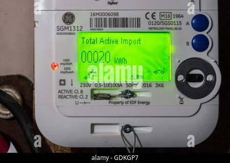 Eine neu installierte EDF GE SGM1312 LCD Display intelligente Stromzähler zeigen Lesung von 20kWh in einem Weinkeller in London England Stockfoto