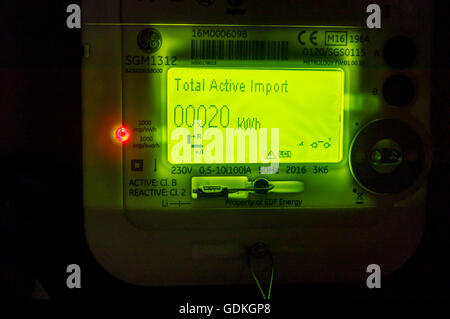 Eine neu installierte EDF GE SGM1312 LCD Display intelligente Stromzähler zeigen Lesung von 20kWh in einem Weinkeller in London England Stockfoto